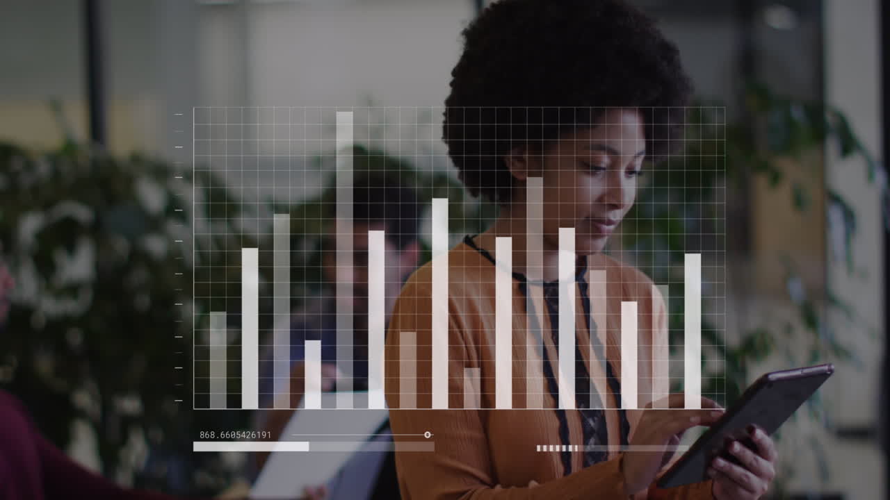 animación de procesamiento de datos estadísticos contra feliz mujer afroamericana usando tableta en la oficina