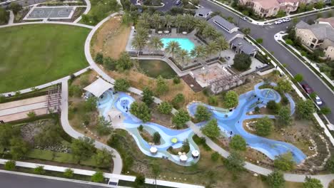 vista aérea arriba colorido sinuoso tustin público parque de patinaje patio de recreo caminos zona de juegos pasarelas órbita derecha