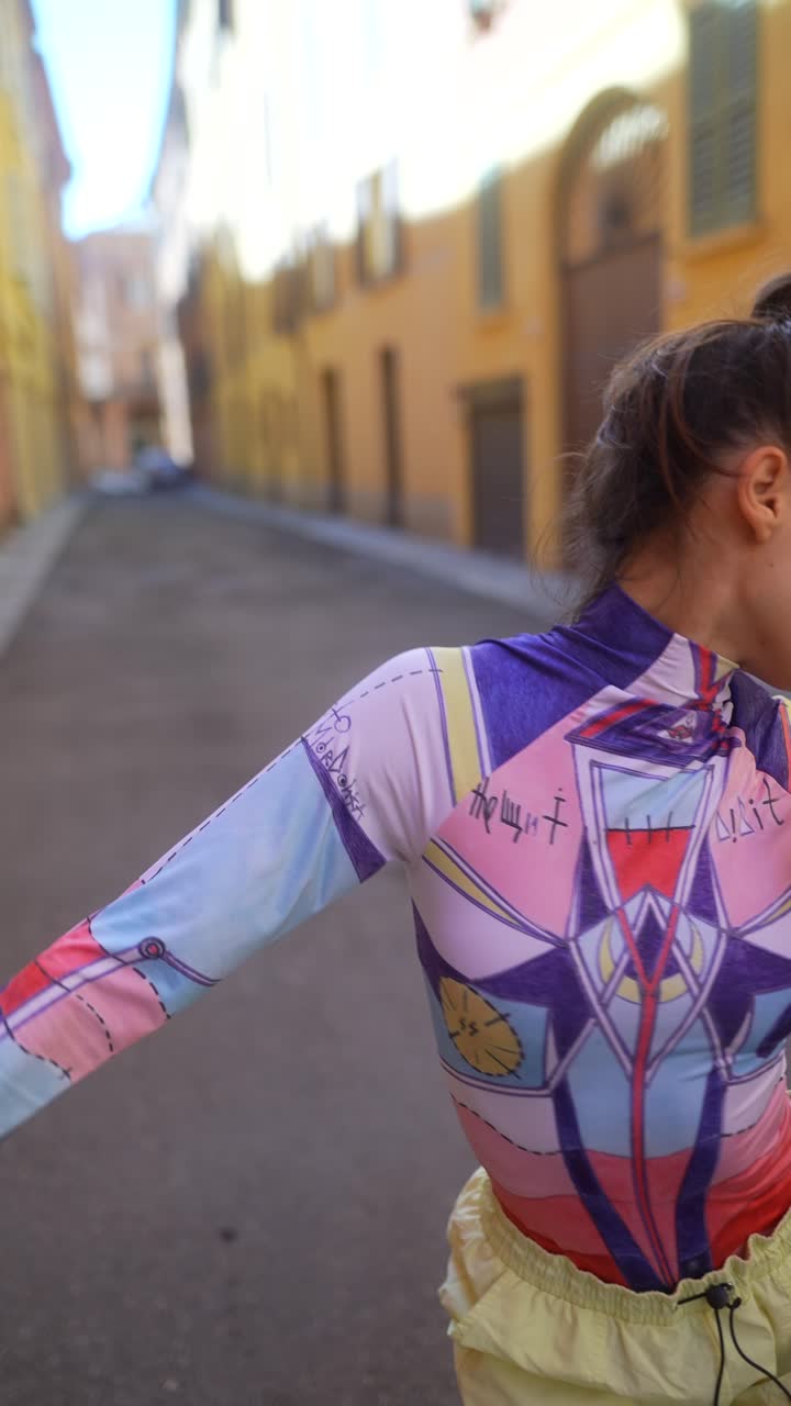 mujer elegante con ropa de calle colorida