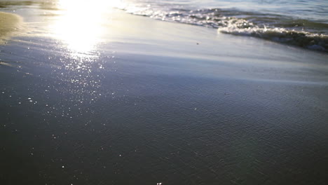 Sonne-Glitzert-Im-Sand