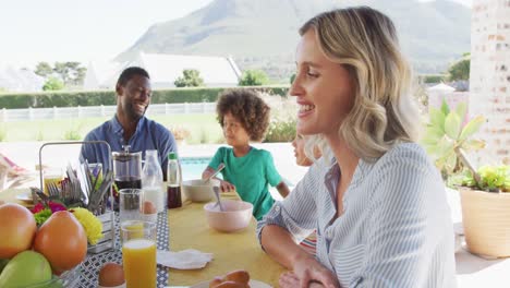 Video-Von-Kaukasischen-Frauen-Mit-Einer-Vielfältigen-Familie,-Die-Zeit-Miteinander-Verbringen-Und-Draußen-Zu-Abend-Essen