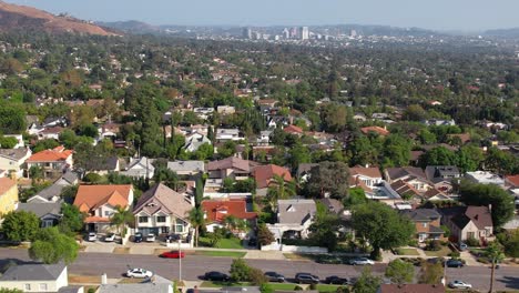 Vista-Aérea-De-Los-Vecinos-De-Burbank-En-El-Extremo-Sureste-Del-Valle-De-San-Fernando-En-El-Condado-De-Los-ángeles