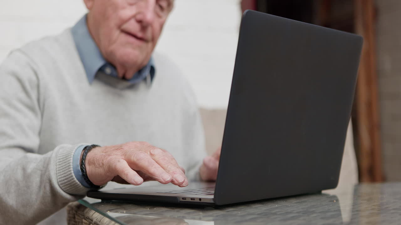hombre mayor usando una computadora portátil
