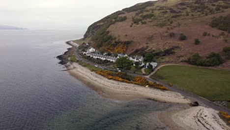 Vista-Aérea-De-La-Ciudad-Escocesa-De-Catacol-En-La-Isla-De-Arran-En-Un-Día-Nublado,-Escocia