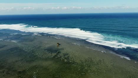 Olas-Rompiendo-En-El-Arrecife-De-Coral-Frente-A-La-Costa-De-La-Playa-De-Bolinao-En-Filipinas---Vista-Aérea-De-Drones