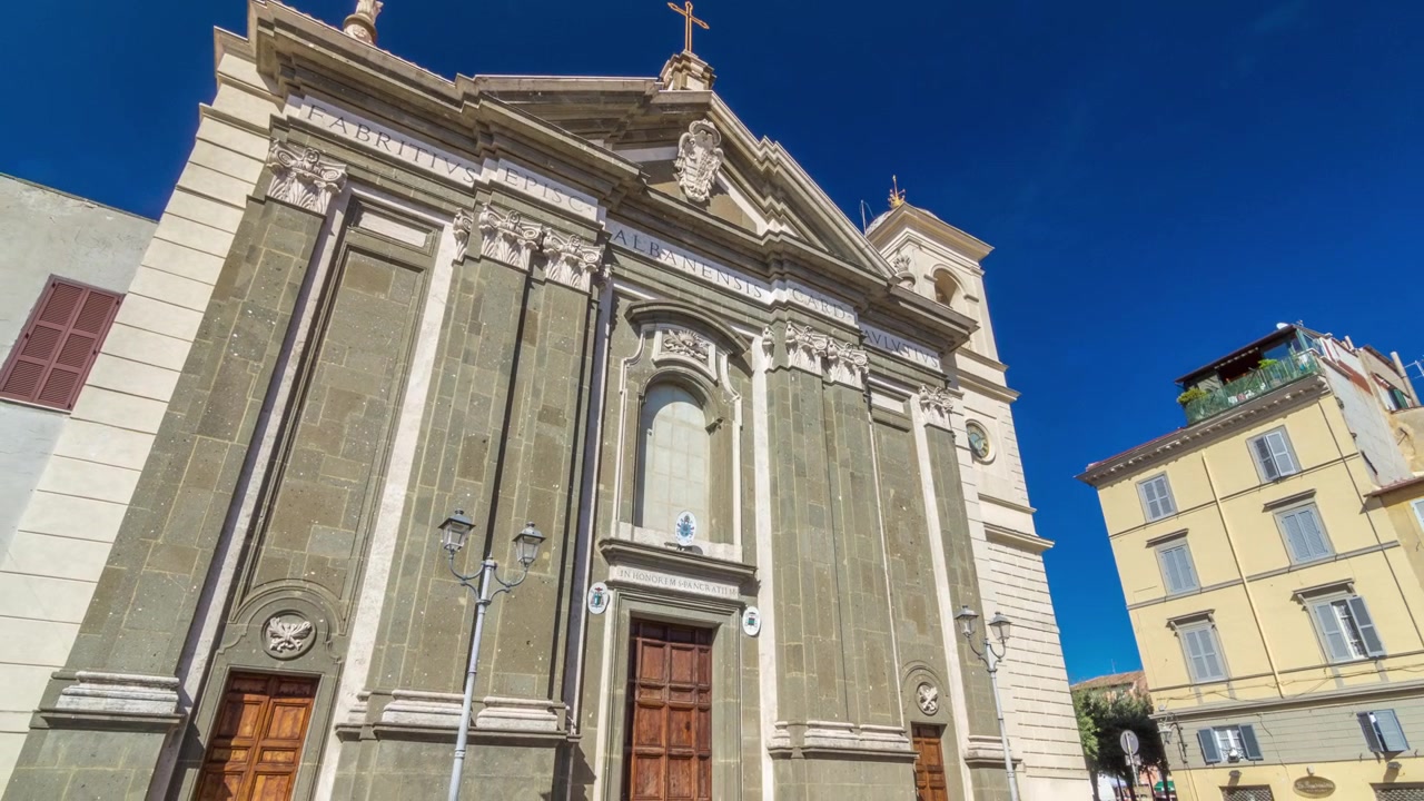 Duomo di San Pancrazio Martire nella splendida città di Albano Laziale timelapse hyperlapse, Italia. Vista frontale in una giornata di sole.