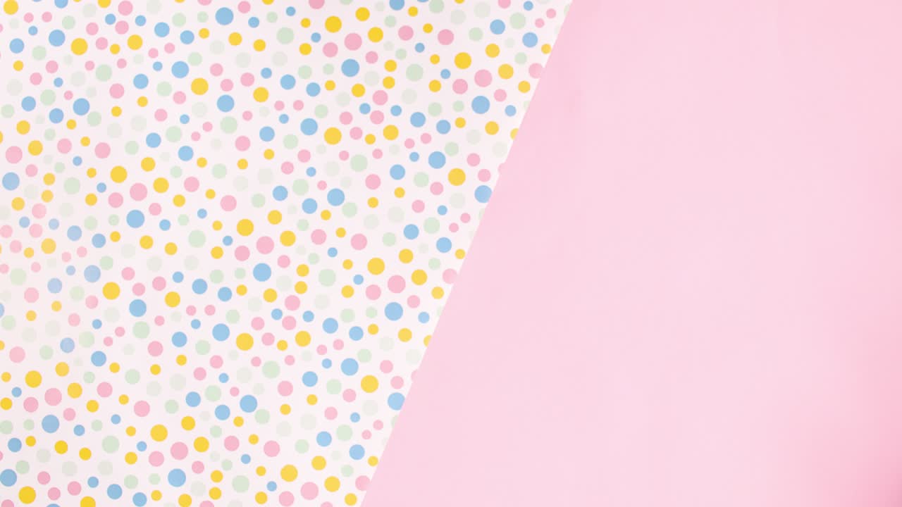 deliciosos muffins pasteles de taza con crema aparecen en el plato. detener el movimiento