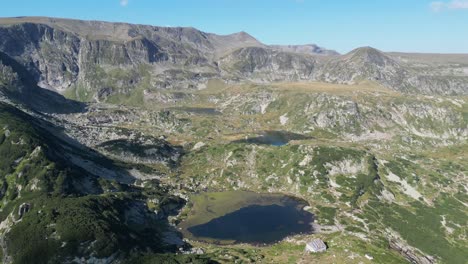 siete lagos de rila paisaje natural de montaña en bulgaria - círculo aéreo de 4k