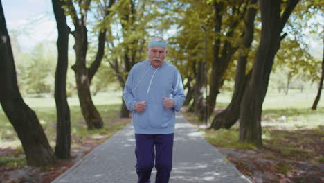 Deporte-Motivado-Atlético-Anciano-Jubilado-Corriendo-En-El-Parque,-Abuelo-Comprobando-El-Pulso-En-El-Brazo