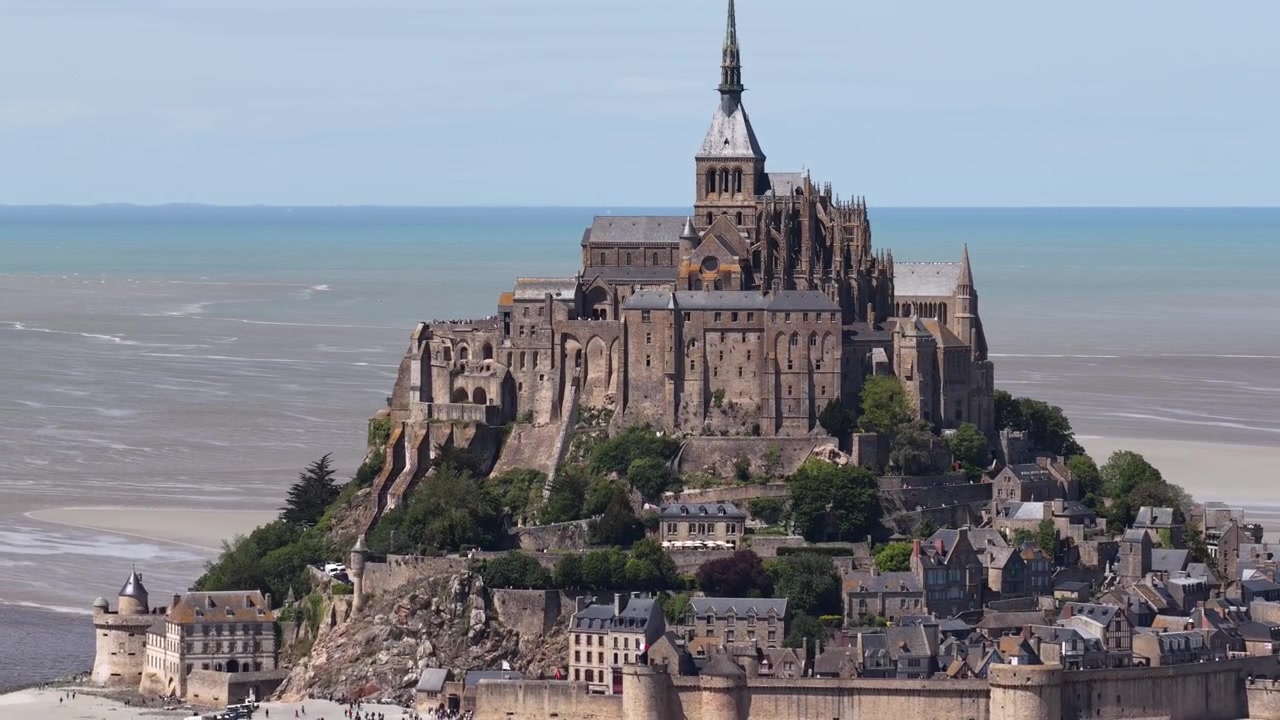 Abadia do Mont-Saint-Michel, ilha de maré medieval e comuna na Normandia, França, paisagem.