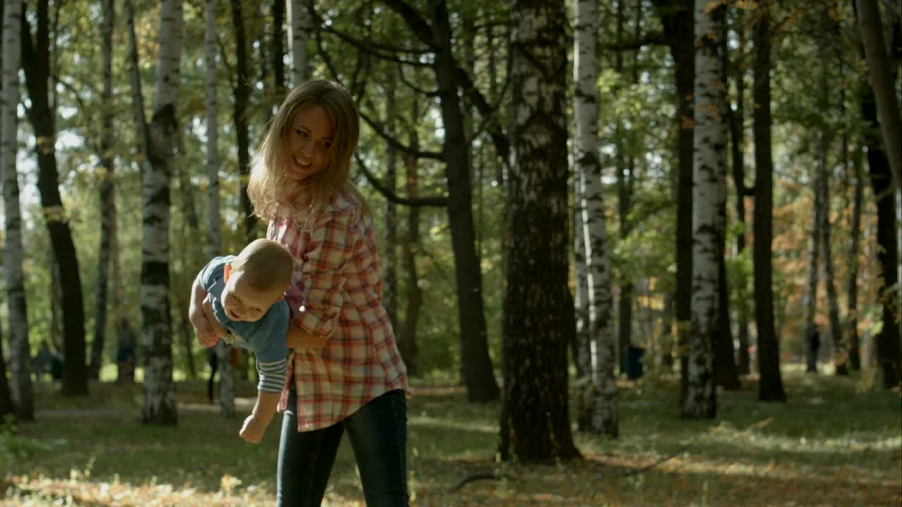 мать и сын в парке.