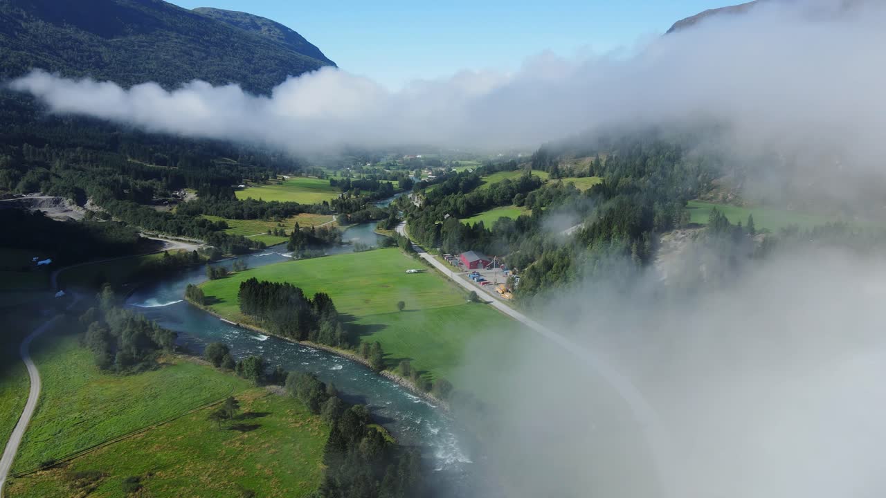 nubes y niebla sobre el famoso río stryn en noruega