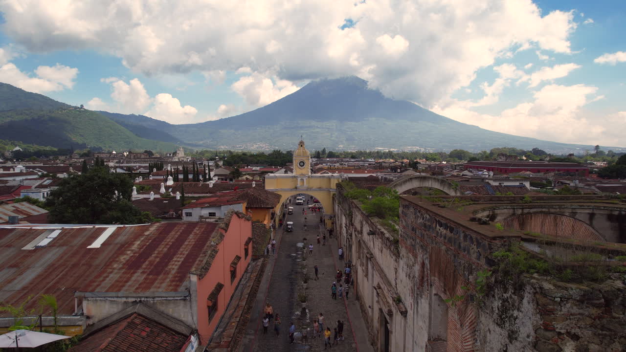 Dronevideo af klokketårnet og vulkanen i Antigua Guatemala