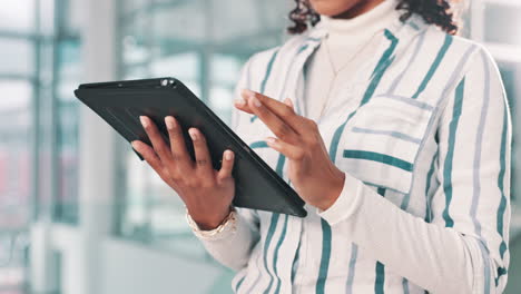 mujer usando tableta en la oficina