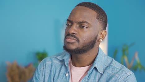 joven africano con baja motivación, ojos infelices y desesperados.