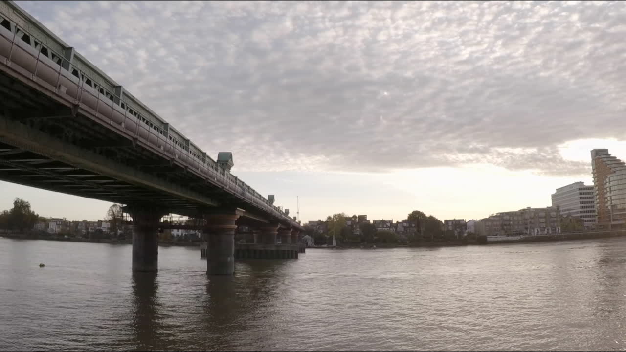 ver el río támesis, londres al atardecer