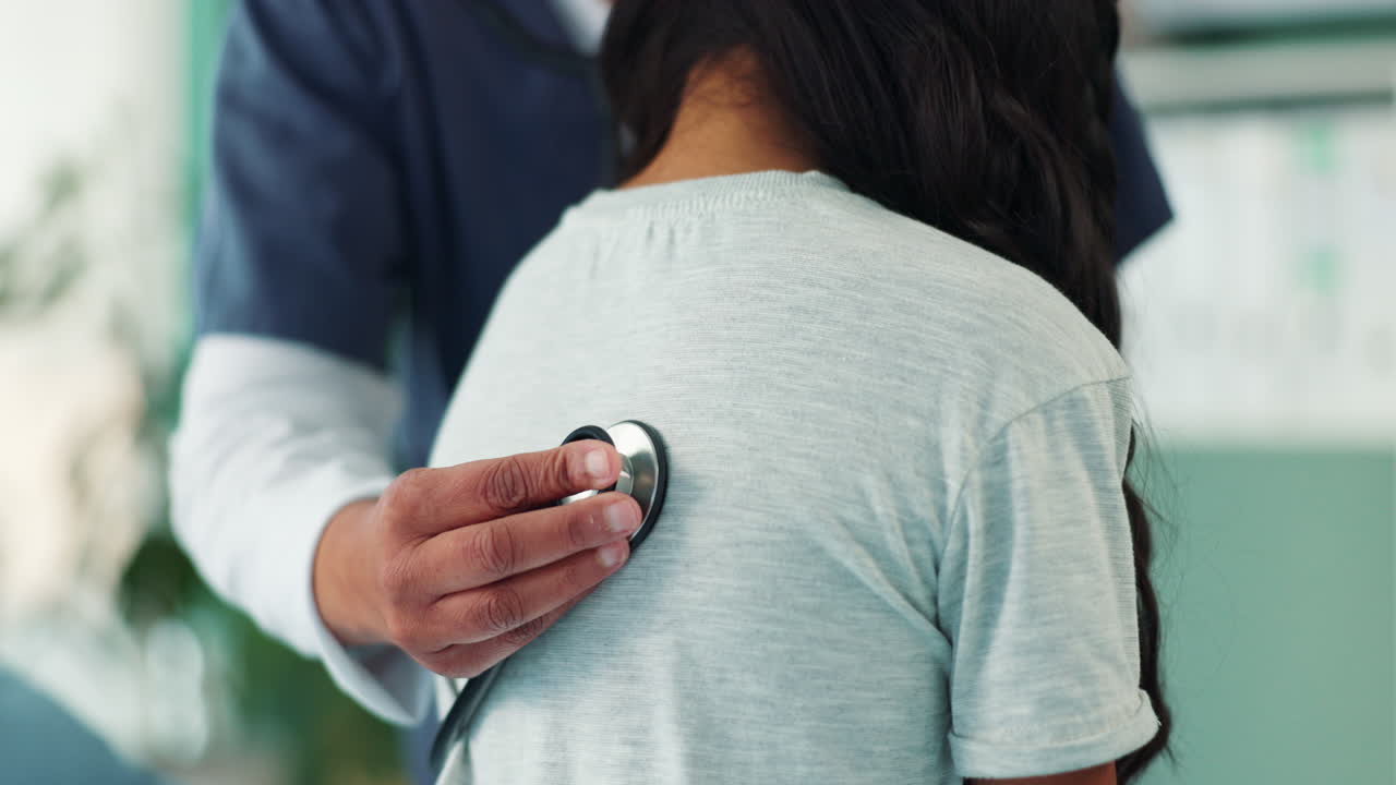 médico que examina a un niño