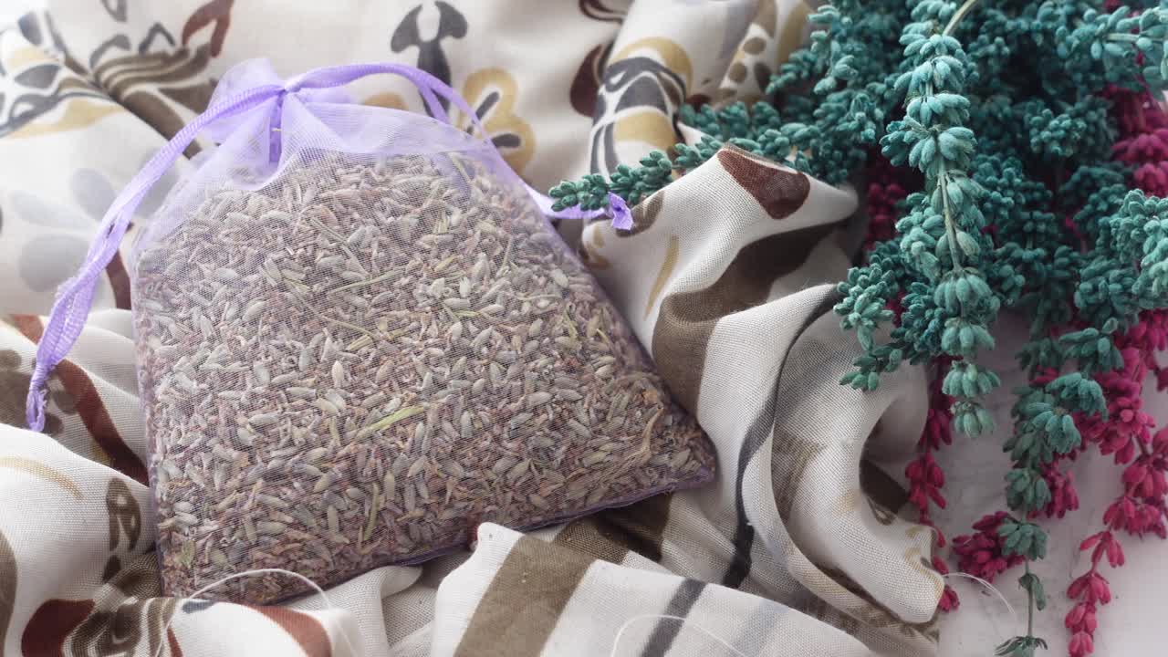 라벤더 봉투와 꽃받침