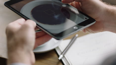 Geschäftsmann-Nutzt-Tablet-Computer-Im-Café-Und-Fotografiert-Den-Kaffee-Sharing-Lebensstil-In-Den-Sozialen-Medien-Und-Genießt-Einen-Entspannten-Morgen-Aus-Nächster-Nähe