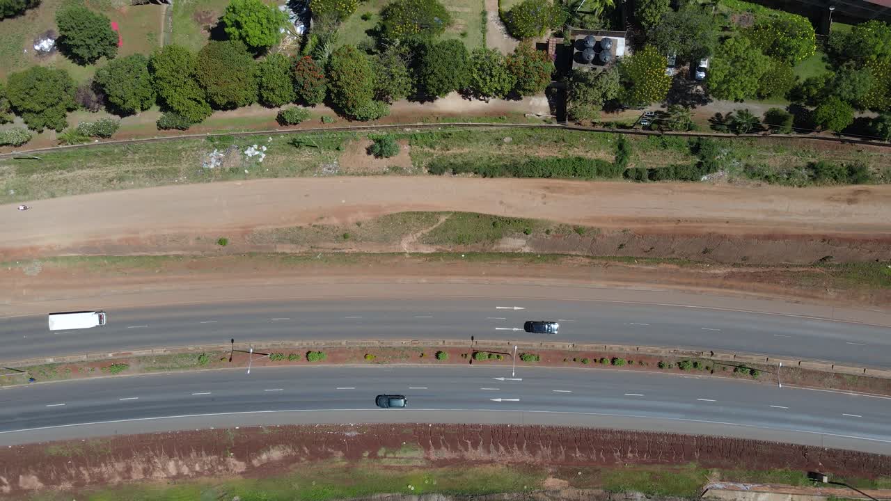 나이로비의 키베라 빈민가를 가로지르는 고속도로