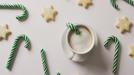 video de los bastones verdes de navidad y una taza de café sobre un fondo blanco
