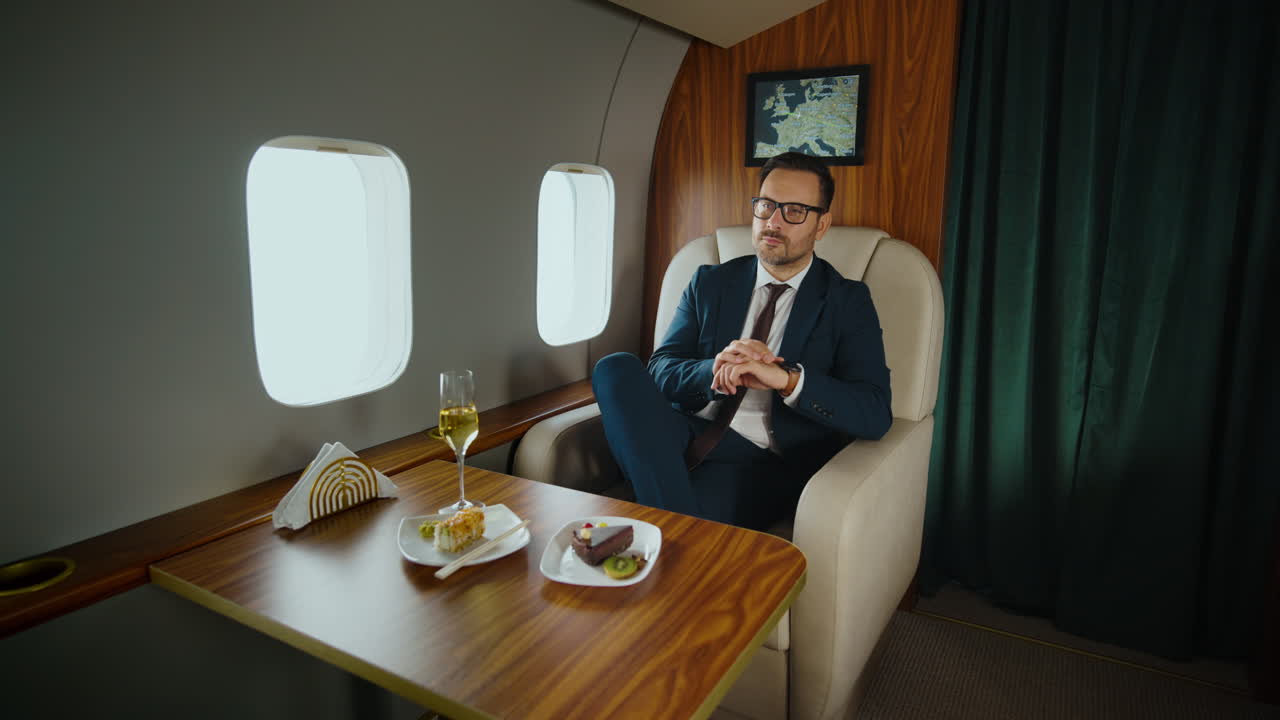 Un uomo d'affari che si gode un volo su un jet privato