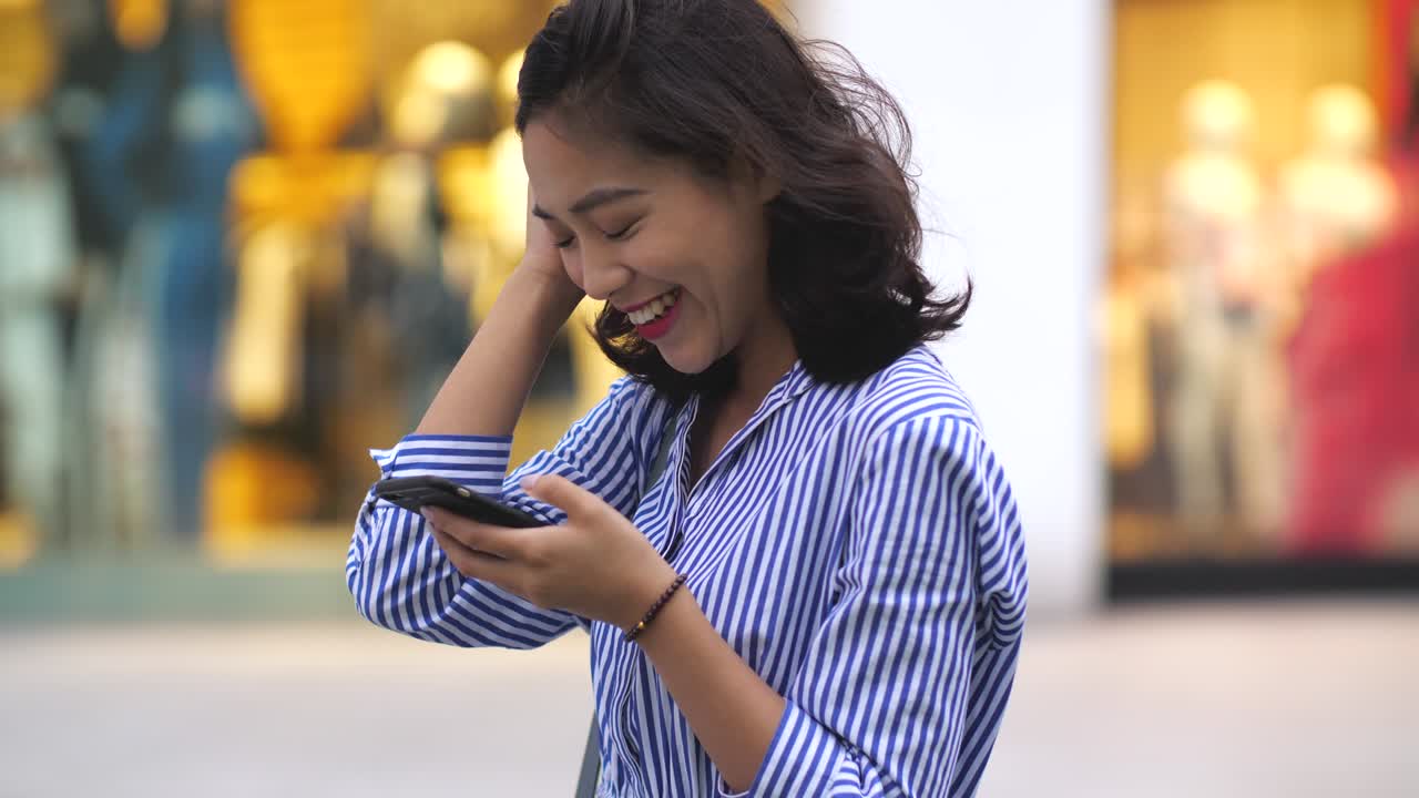 드폰을 사용하는 젊은 여성의 느린 동작,4k