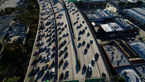 vista aérea de una autopista concurrida en un área urbana