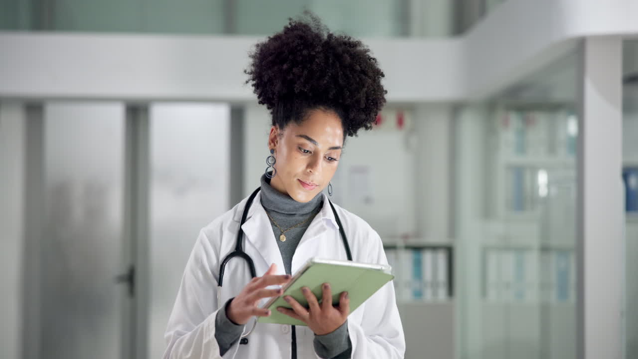 Medico che usa un tablet in ambiente ospedaliero