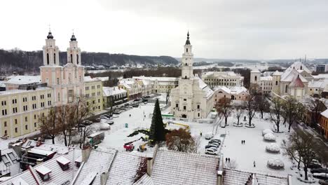 Preparing-Kaunas-Christmas-tree-in-Town-Hall-Square,-aerial-view