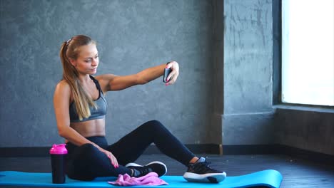 woman taking a selfie in the gym