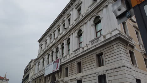 Venice_from_a_boat_façade_buliding_pan_up_v2-Velocidad-De-Fotogramas:-59,94-Duración:-00