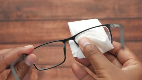 cleaning glasses with tissue