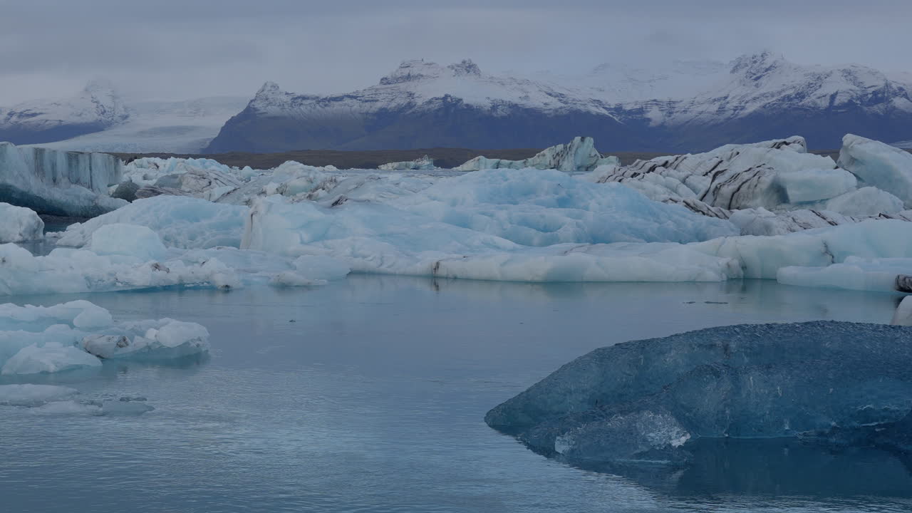 아이슬란드의 jökulsárlón에 있는 빙하 호수, 빙산과 흐르는 얼음 푸른 물