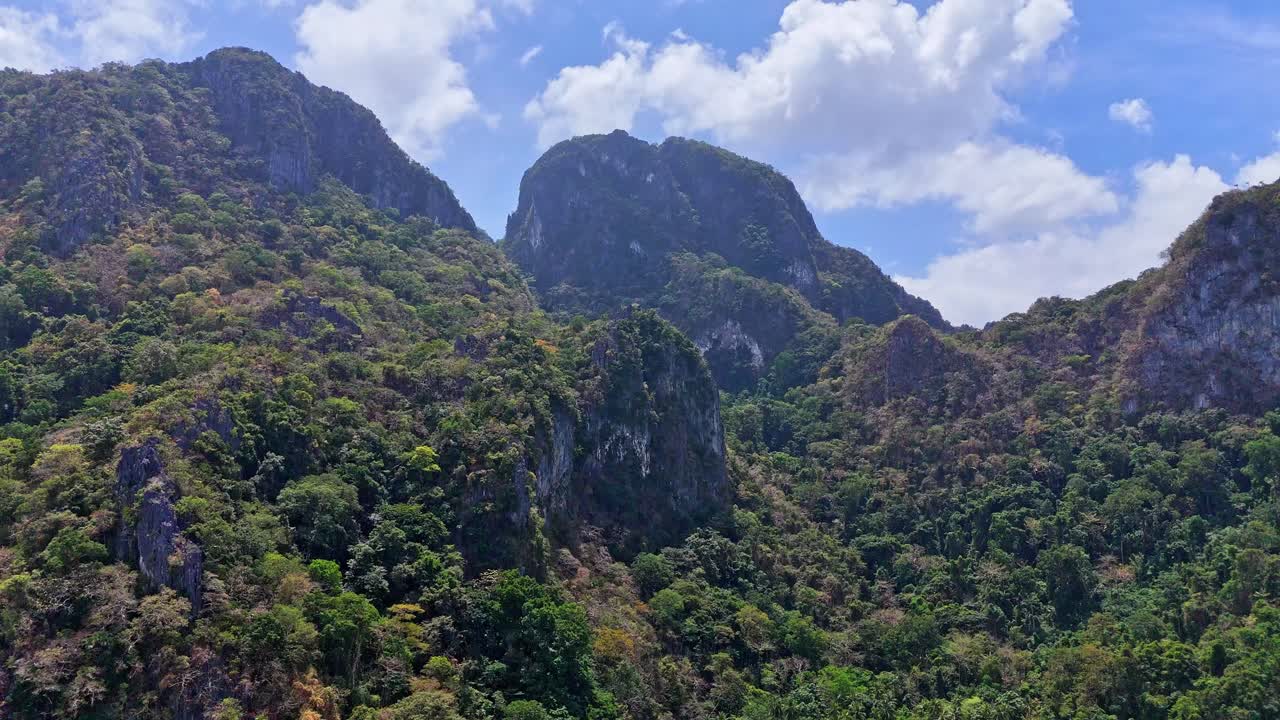 imágenes de drones de montañas en una isla cerca de palawan en filipinas