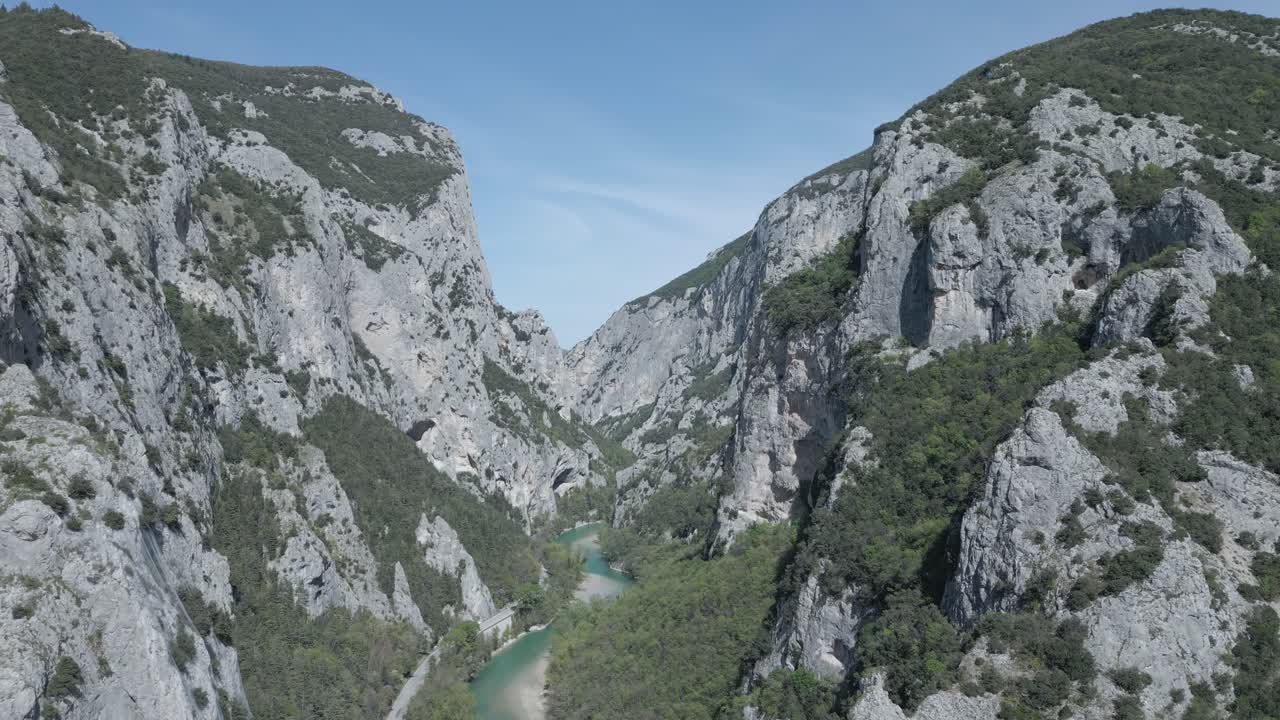 Une magnifique prise de vue par drone au-dessus des gorges du Furlo en Italie