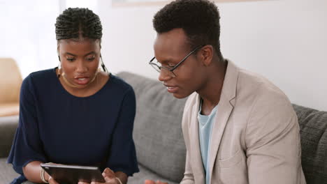 Tableta,-Mujer-Negra-Y-Hombre-Negro-En-Una-Reunión