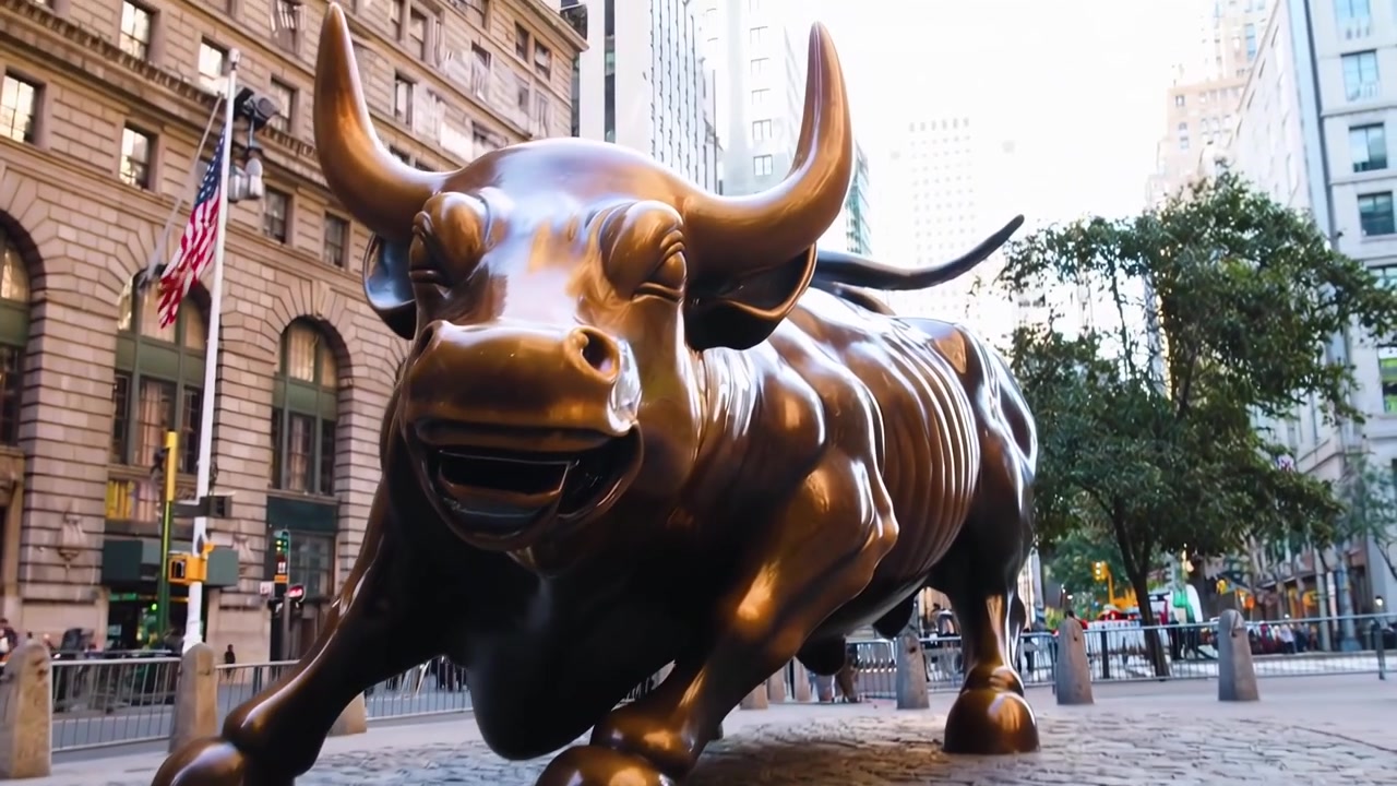 Die ikonische Charging Bull Statue an der Wall Street in New York City