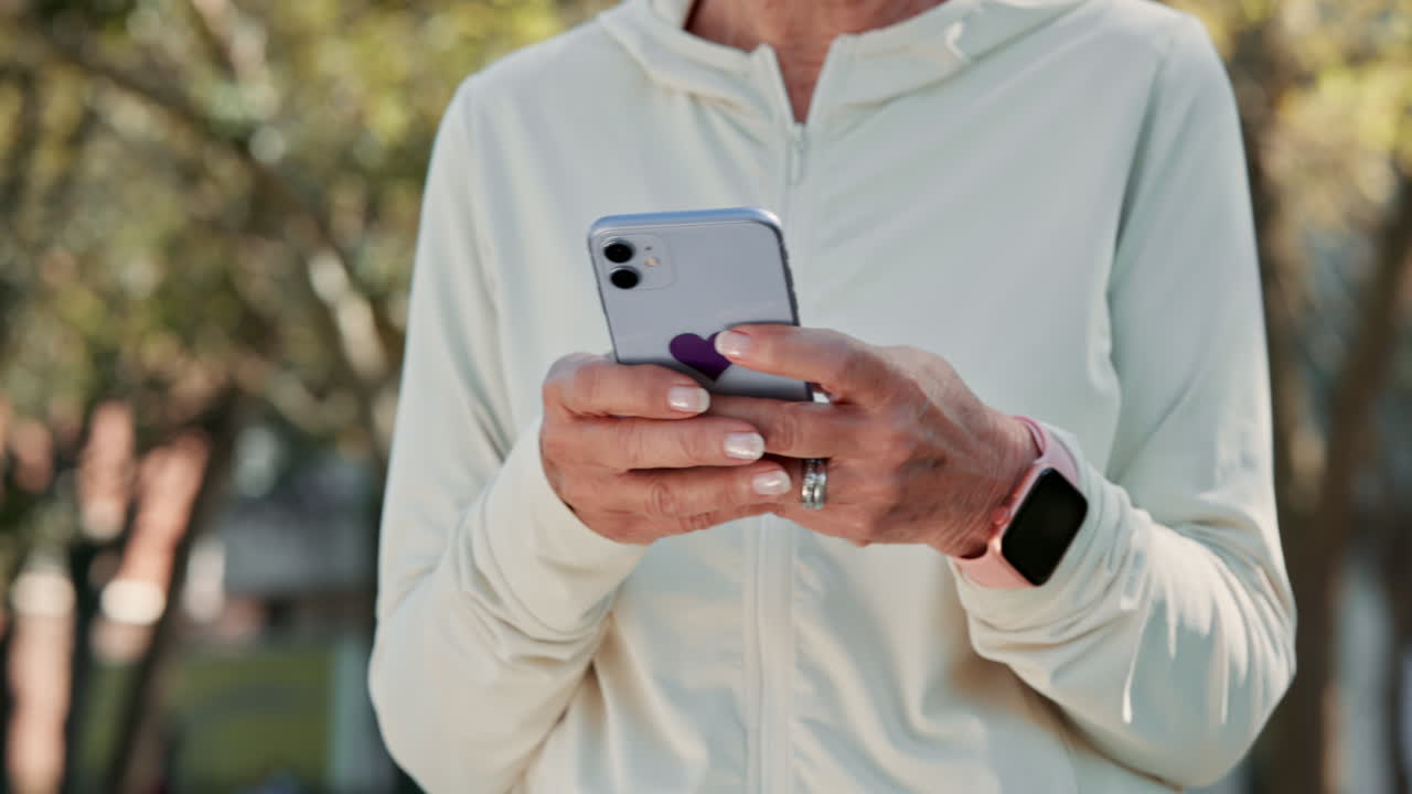 Donna anziana che usa uno smartphone all'aperto