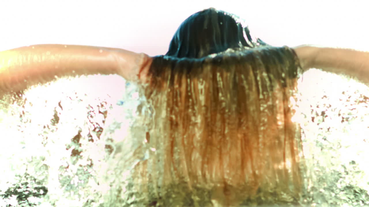 느린 동작으로 머리카락을 들어 올리는 여자