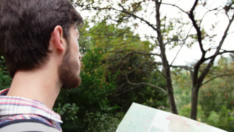 close up de un excursionista que busca un mapa