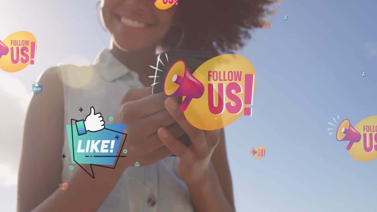 animación de seguirnos sobre la sección media de una feliz mujer biracial usando un teléfono inteligente al aire libre