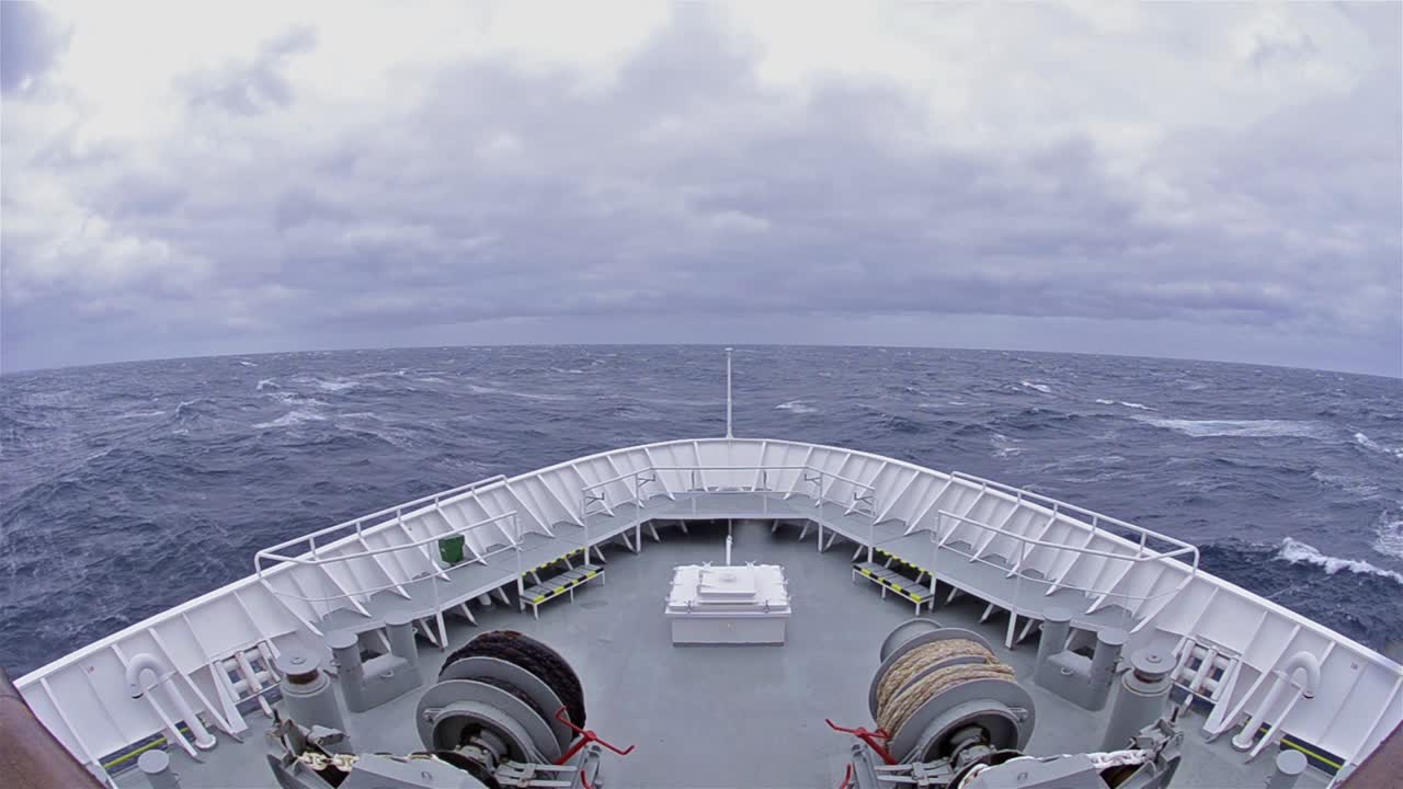 남극 남쪽으로 향하는 드레이크 통로의 큰 파도와 강풍 속에서 배의 뱃머리의 pov