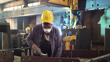 trabajador lijando la tabla