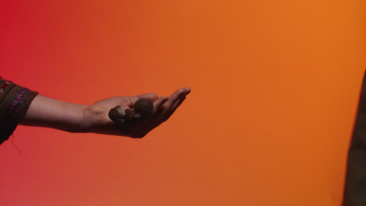 manos intercambiando un objeto