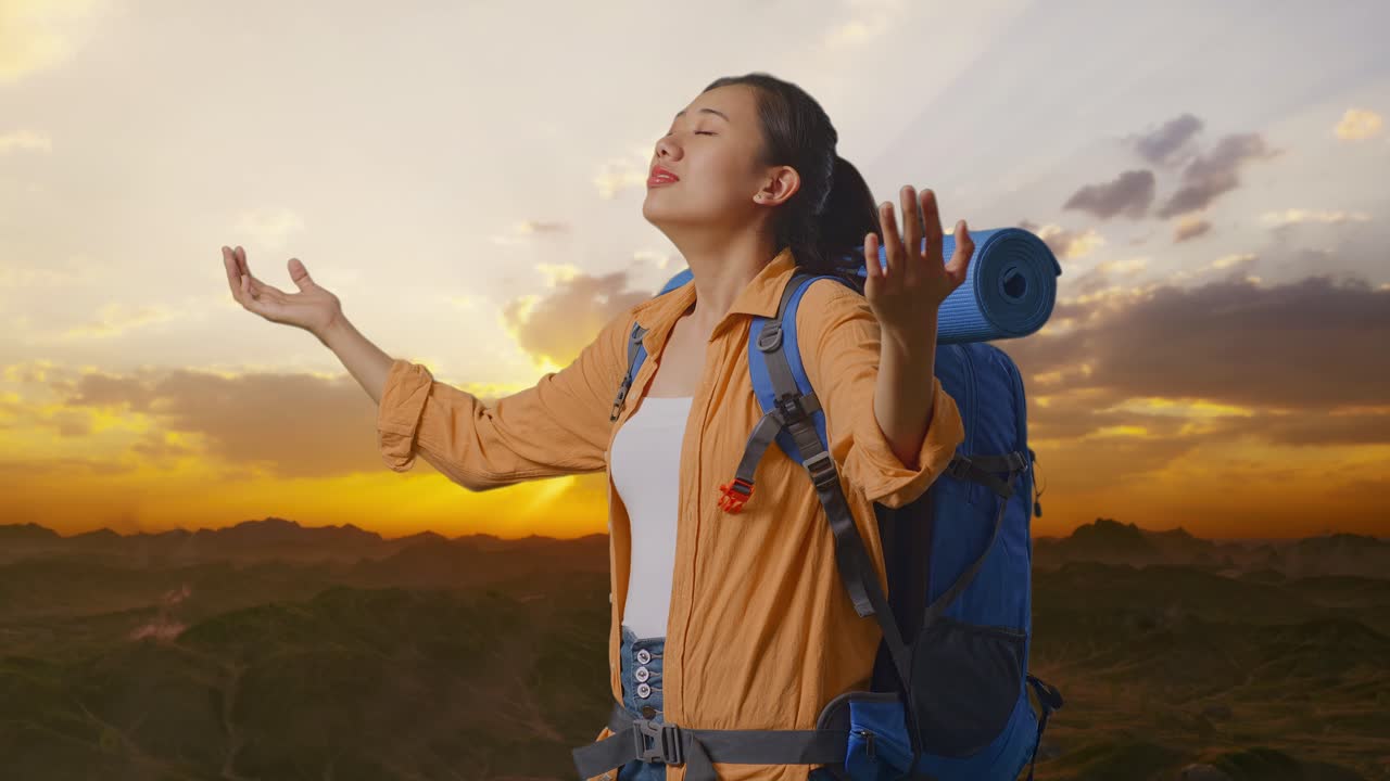 una mujer feliz caminando al atardecer.