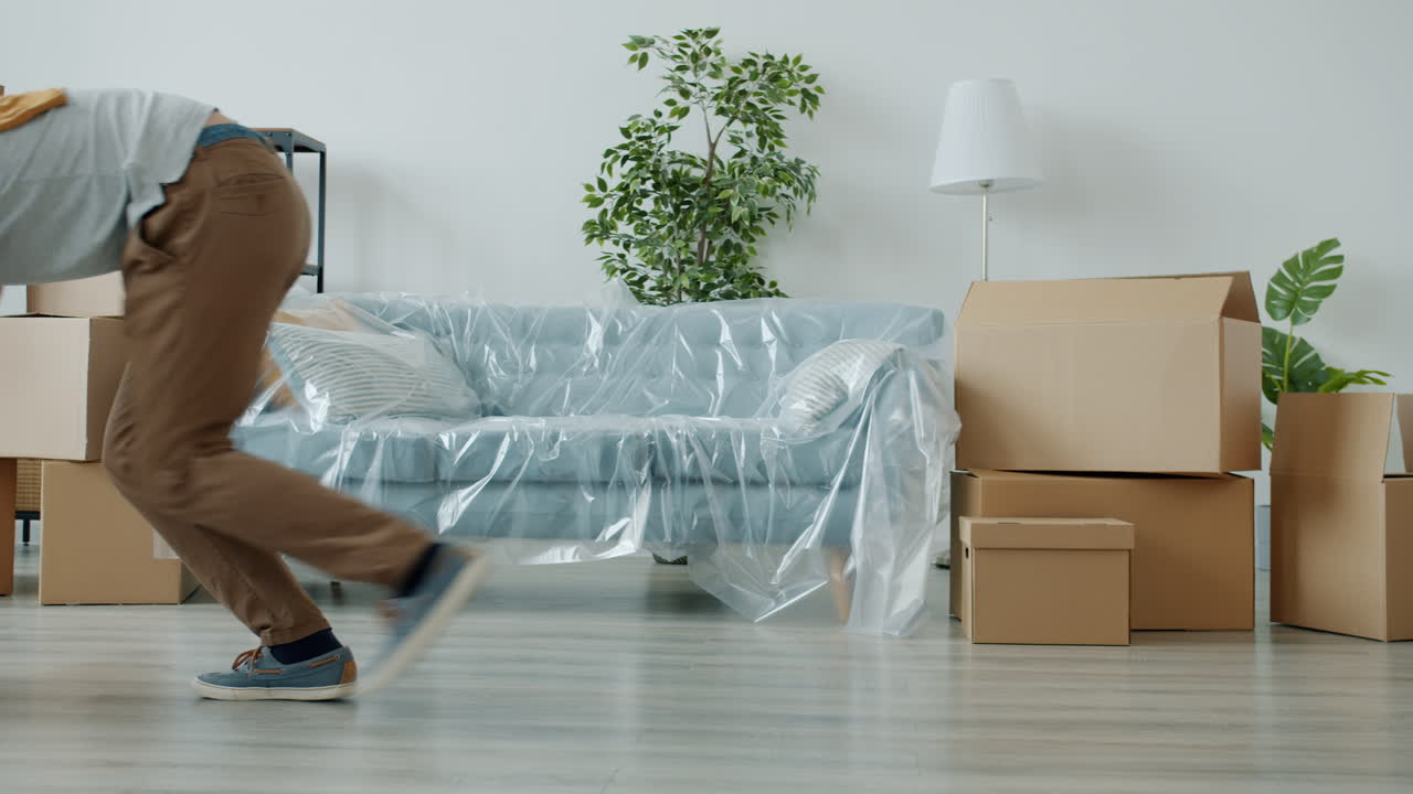 결혼 한 부부 가 집 으로 이사 하는 것