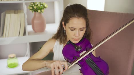 Mujer-Músico-Tocando-El-Violín-En-Casa.-Violinista,-Profesora-De-Música.