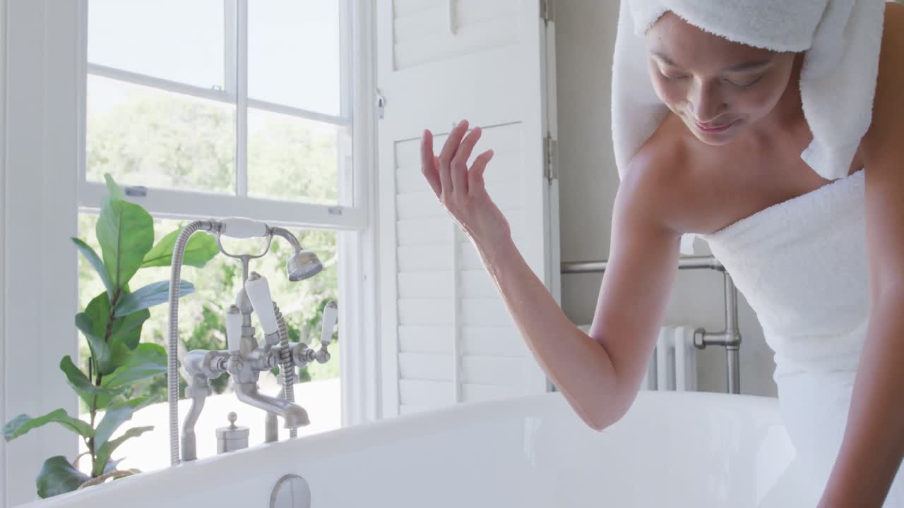 행복한 아시아 여성이 화장실에서 목욕을 하고, 느린 움직임으로