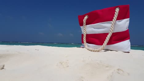 Copie-El-Espacio-Del-Tema-De-Viaje-Con-Una-Bolsa-De-Verano-Despojada-De-Pie-En-Una-Playa-Exótica-De-Arena-Con-Fondo-De-Mar-Y-Cielo-En-Barbados